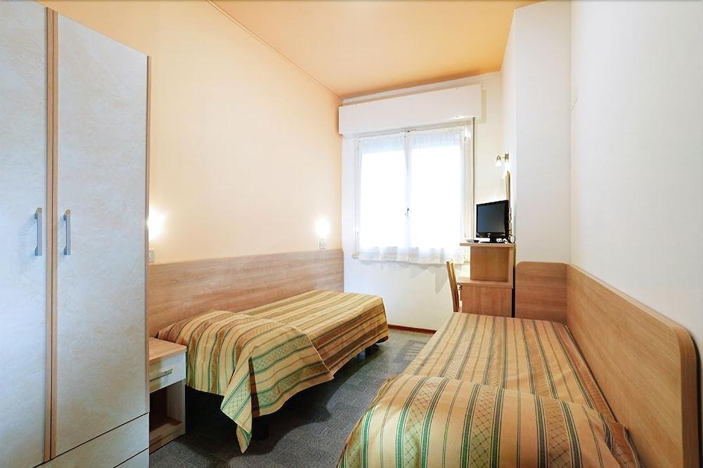 Hotel Globus Чезенатико Экстерьер фото