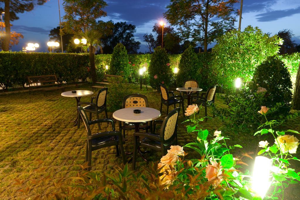Hotel Globus Чезенатико Экстерьер фото
